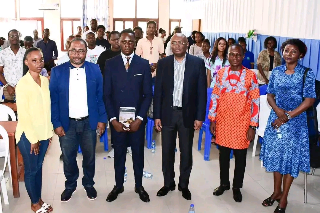 LES ÉTUDIANTS DE 2i DÉCOUVRENT L’OUVRAGE SUR LES FINANCES PUBLIQUES DE JEAN D’ARC DONIAMA MOUKOKO