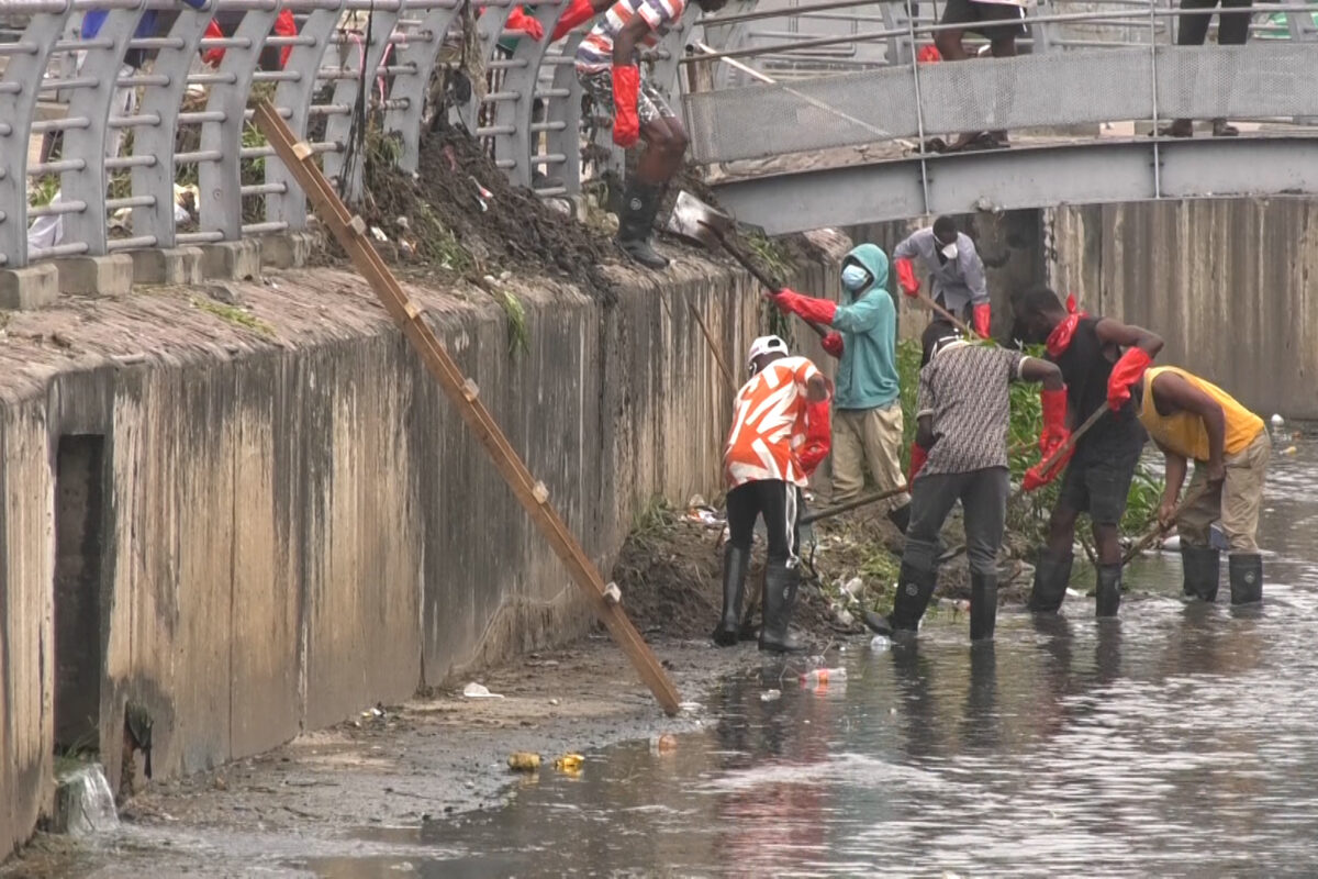 SÉCURITÉ ET PROPRETÉ : DES CITOYENS ENGAGÉS NETTOIENT BRAZZAVILLE