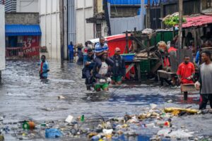 UNE PLUIE DILUVIENNE EN SAISON SÈCHE PLONGE TALANGAÏ SOUS LES EAUX