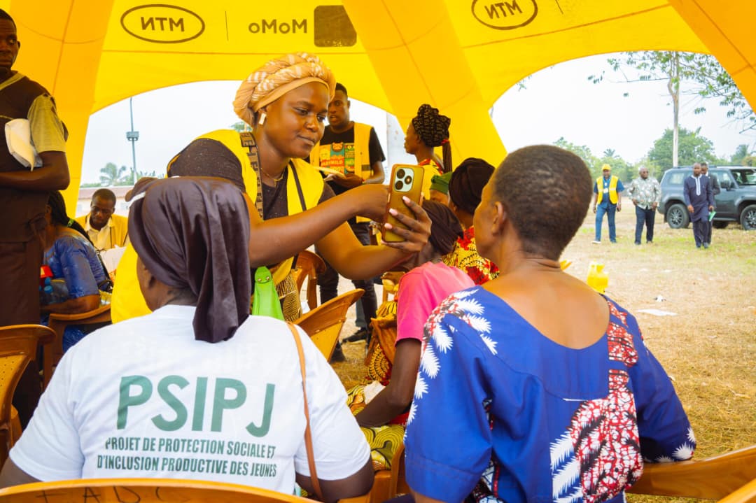 DES MILLIERS DE MÉNAGES VULNÉRABLES TOUCHENT LEURS ALLOCATIONS VIA MOBILE MONEY