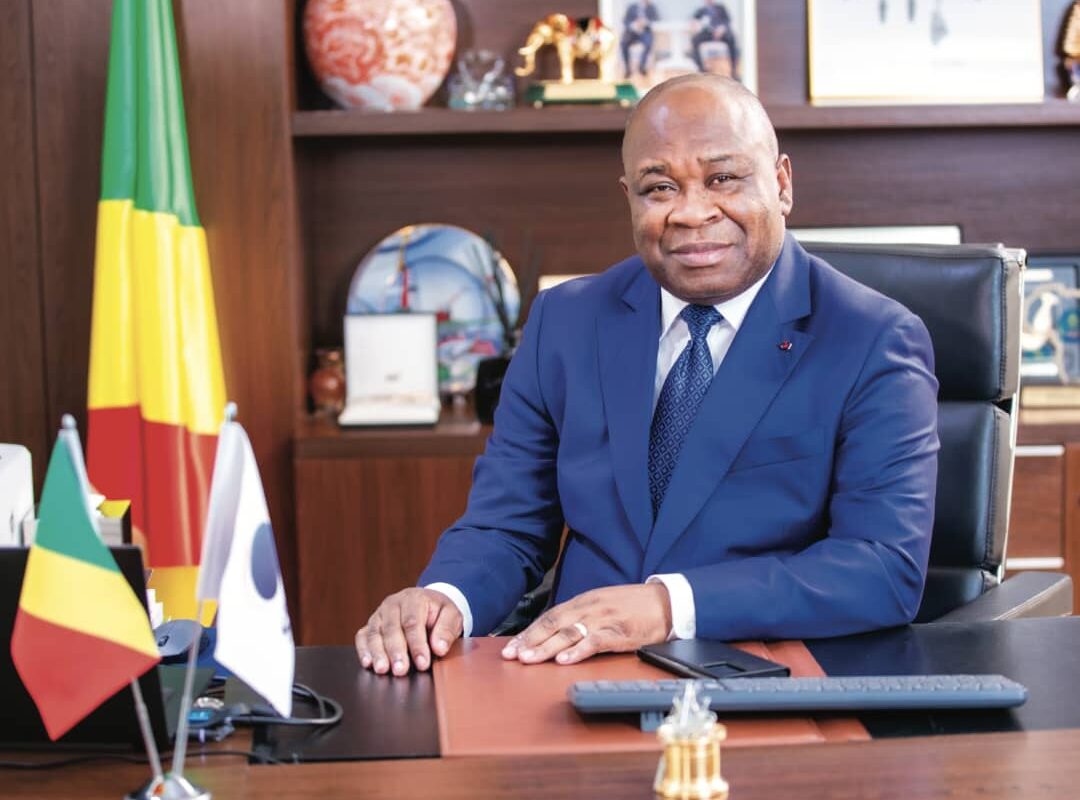 UNE MAIN FERME DANS LES SABLES MOUVANTS : LE LEADERSHIP ÉNERGÉTIQUE DE MAIXENT RAOUL OMINGA