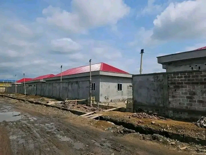 ANGOLA-LIBRE : QUAND UN CHANTIER SCOLAIRE DEVIENT LE MIROIR D’UN CONGO EN MOUVEMENT