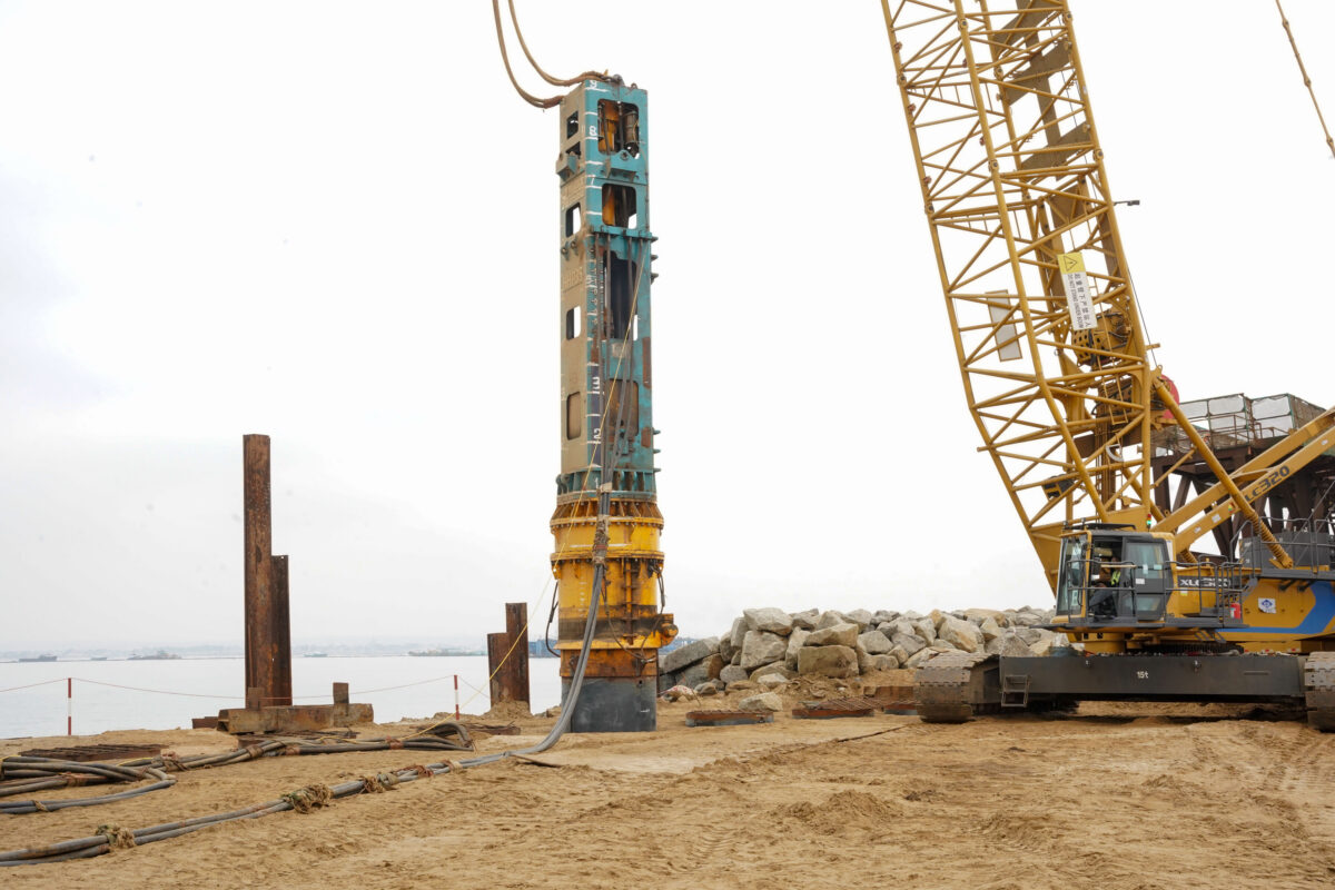 CONGO TERMINAL FINALISE LE BATTAGE DES 558 PIEUX DU FUTUR QUAI DU MÔLE EST
